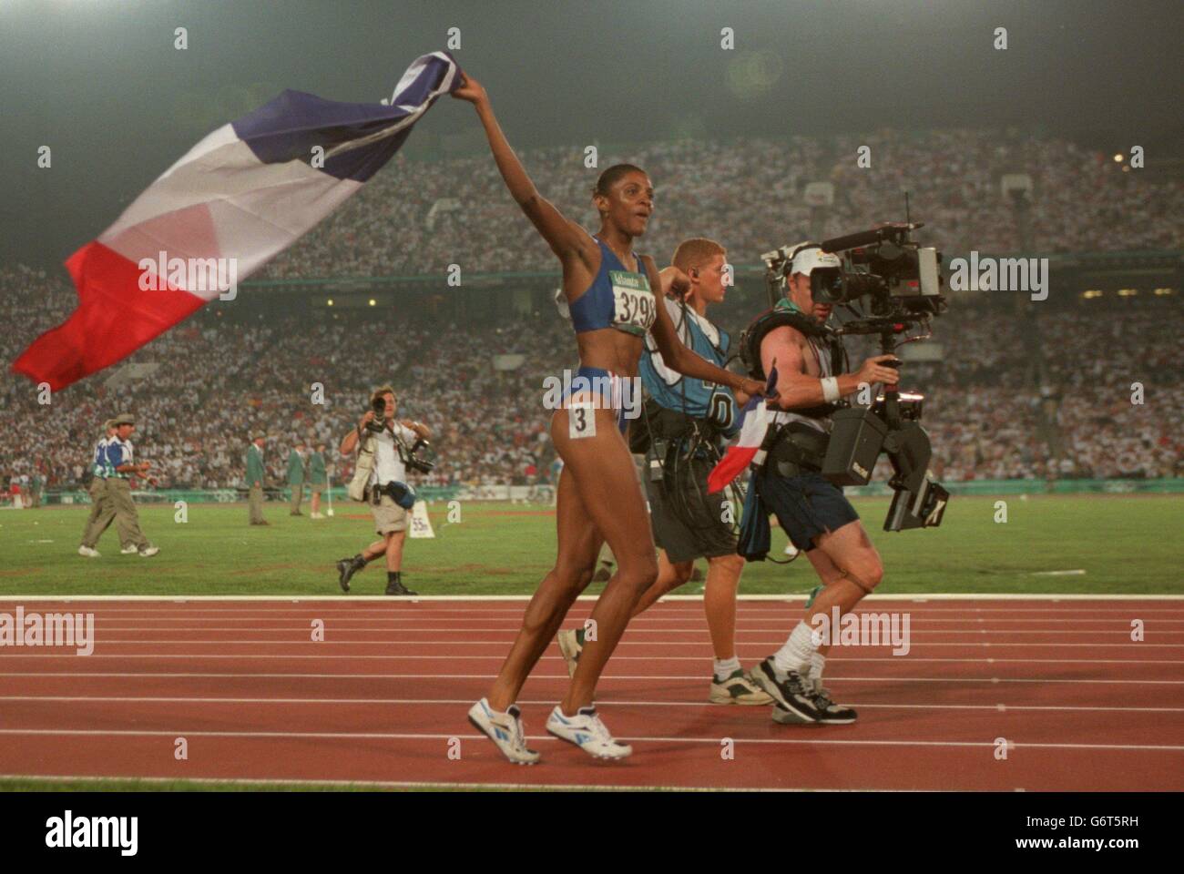 01-AOÛT-96 ... Jeux olympiques d'Atlanta .... Athlétisme ... Finale de 200m pour femmes ... José-Marie Perec, France, fête ses célébrations après avoir remporté l'or Banque D'Images