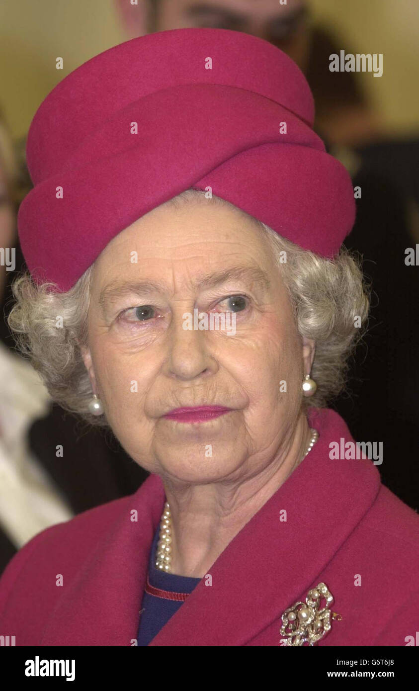 La reine Elizabeth II de Grande-Bretagne lors de sa visite au HMS Lancaster à Portsmouth.La Reine a été accompagnée tout au long de sa visite par le duc d'Édimbourg, où elle a rencontré des membres de la compagnie de navires et leurs familles pour entendre de première main ce que le navire a récemment réalisé. Banque D'Images