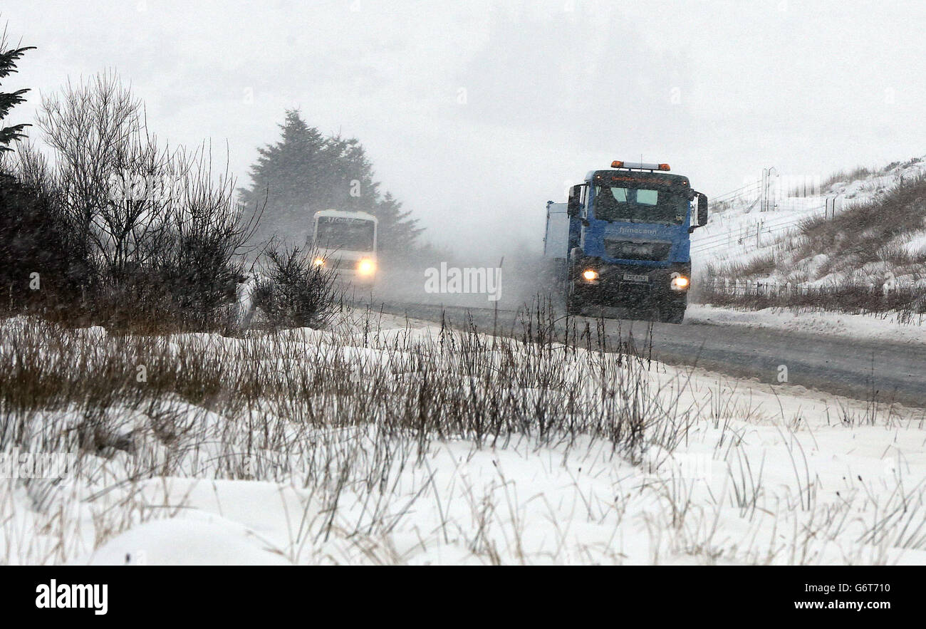 La circulation sur le col de Glenshane à Co Londonderry, comme la neige est remplacée par la pluie et les vents forts dans toute la province. Banque D'Images