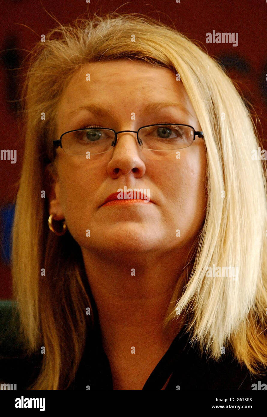 Susan Lewis, la veuve de Stephen Lewis, qui s'est suicidé après avoir amassé 70,000 en dettes par carte de crédit, assiste à une conférence de presse dans le centre de Londres. Mme Lewis vise à mettre en évidence la nature agressive des banques dans la poursuite de leurs dettes et espère contribuer à apporter des changements pour faire respecter des prêts responsables. M. Lewis, un père marié de deux personnes de Worksop, dans le Nottinghamshire, a accumulé la dette sur 19 cartes différentes. Banque D'Images