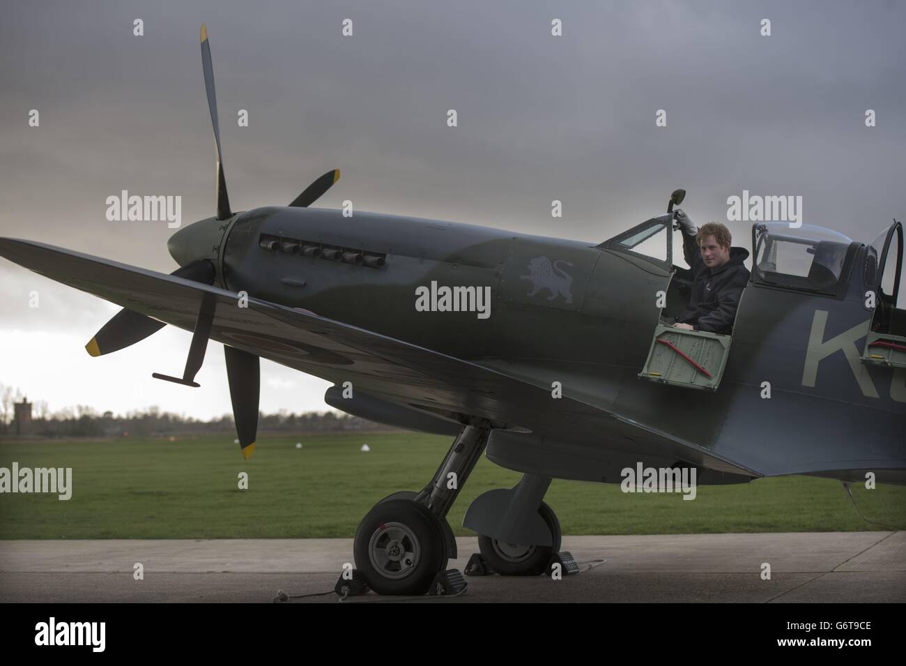 Le Prince Harry est assis dans un Spitfire lors d'une visite à la Boultbee Flight Academy à Goodwood, dans le Sussex Ouest. APPUYEZ SUR ASSOCIATION photo. Date de la photo: Samedi 15 février 2014. Les anciens combattants de la bataille de Grande-Bretagne ont été ramenés à leurs jours comme pilotes quand Harry a grimpé dans le poste de pilotage du Spitfire et a démarré le moteur lors du lancement d'une bourse de pilotage pour les anciens militaires blessés. Les anciens combattants de guerre ont assisté à la afin de donner leur appui à la bourse d'études de vol Spitfire. Le régime pour les anciens militaires blessés fait partie du Fonds Endeavour, qui a été créé par la Fondation royale de Banque D'Images
