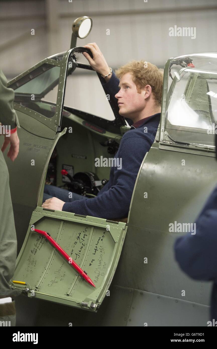 Le Prince Harry est assis dans un Spitfire lors d'une visite à la Boultbee Flight Academy à Goodwood, dans le Sussex Ouest. APPUYEZ SUR ASSOCIATION photo. Date de la photo: Samedi 15 février 2014. Les anciens combattants de la bataille de Grande-Bretagne ont été ramenés à leurs jours comme pilotes quand Harry a grimpé dans le poste de pilotage du Spitfire et a démarré le moteur lors du lancement d'une bourse de pilotage pour les anciens militaires blessés. Les anciens combattants de guerre ont assisté à la afin de donner leur appui à la bourse d'études de vol Spitfire. Le régime pour les anciens militaires blessés fait partie du Fonds Endeavour, qui a été créé par la Fondation royale de Banque D'Images