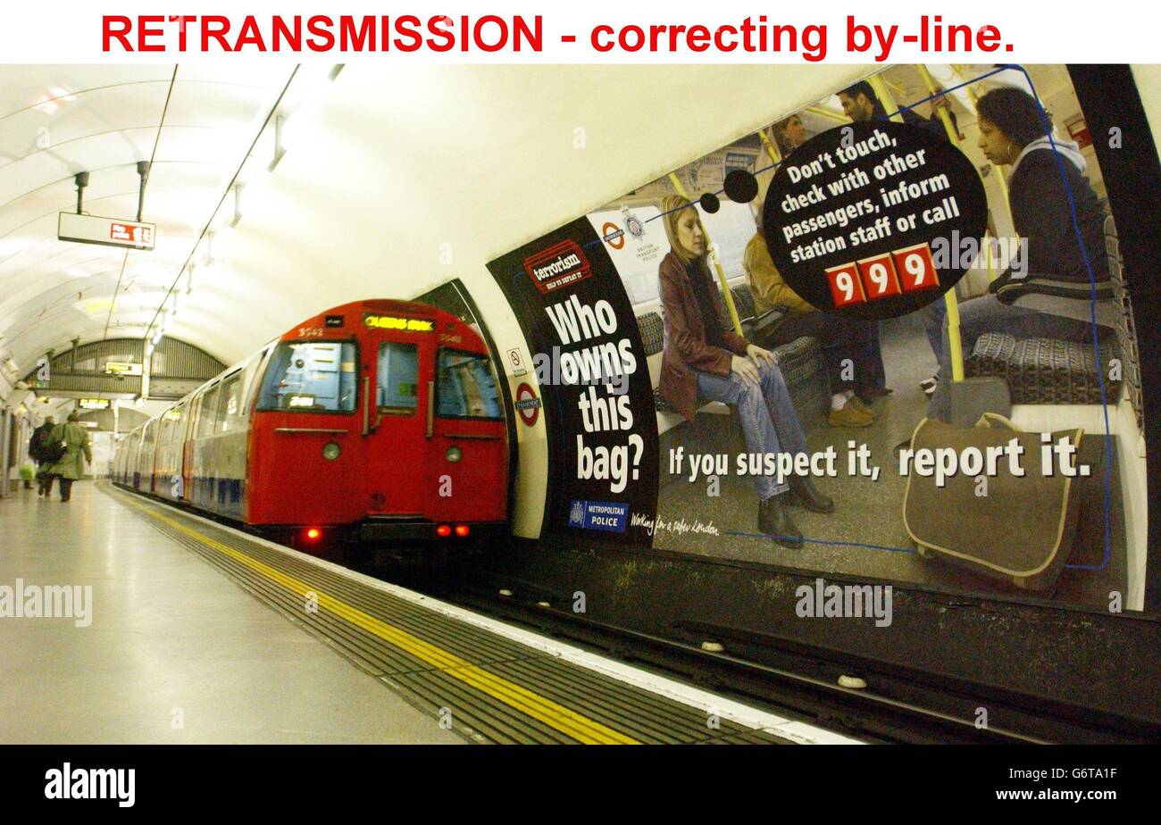 Un train passe à la gare d'Embankment, l'une des affiches qui apparaissent dans le métro de Londres alors que la police des transports britannique a renouvelé son appel à la vigilance du public contre d'éventuels attentats terroristes dans la capitale.Dans le cadre de la campagne continue du Gouvernement contre la menace terroriste, la police a intensifié les patrouilles sur le système souterrain de Londres, notamment pour la première fois, en déployant des patrouilles de lutte contre les terroristes à des endroits clés. Banque D'Images