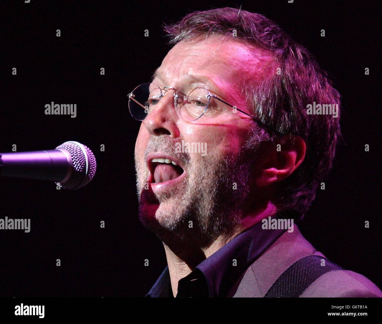 Eric Clapton se produit en direct au One Generation 4, un autre concert de charité à l'aide des Lord's Taverners, au Royal Albert Hall, dans le centre de Londres. *03/11/04: Le guitariste recevra un CBE de la Reine au Palais Buckinham. La star de Surrey, âgée de 59 ans, est l'un des guitaristes les plus influents de l'histoire de la musique rock. Dans les années 1960, il s'est mis dans la conscience nationale avec les Yardbirds avant de briser le monde avec la crème. Banque D'Images