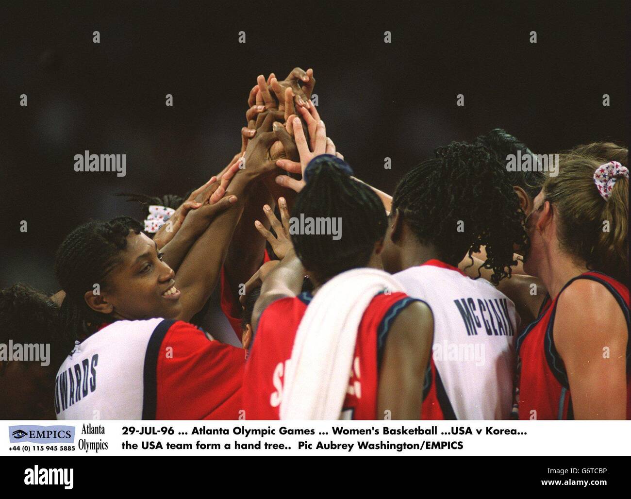 29-JUL-96. Jeux olympiques d'Atlanta. Basketball féminin .USA / Corée. L'équipe des États-Unis forme un arbre à main Banque D'Images