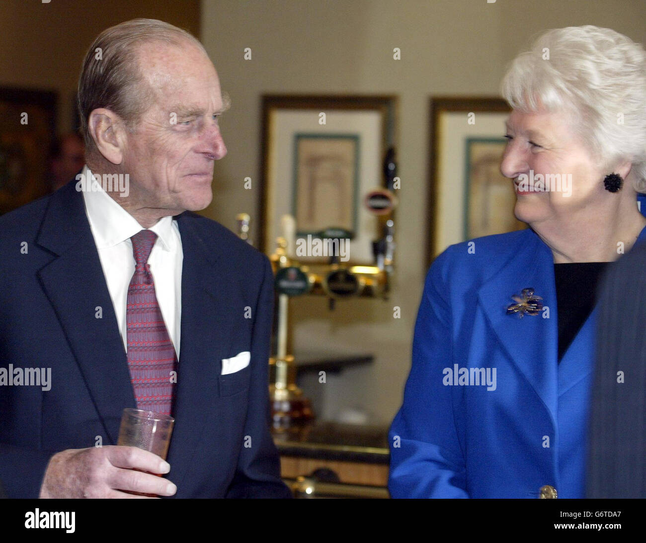 Le prince Philip de HRH discute avec Mary Peters, ancienne gagnante de la médaille d'or olympique, lors d'une cérémonie de remise de prix du duc d'Édimbourg à l'hôtel Hilton de Templepatrick Co Antrim, en Irlande. Le Prince Philip a effectué une visite d'une journée dans la province pour effectuer un certain nombre d'engagements dans le cadre du programme d'attribution. Banque D'Images