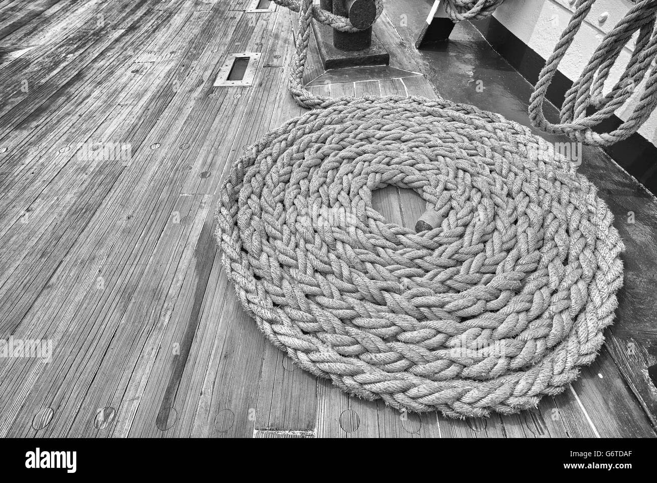 Noir et blanc photo grand angle de corde d'amarrage sur terrasse en bois d'un voilier. Banque D'Images