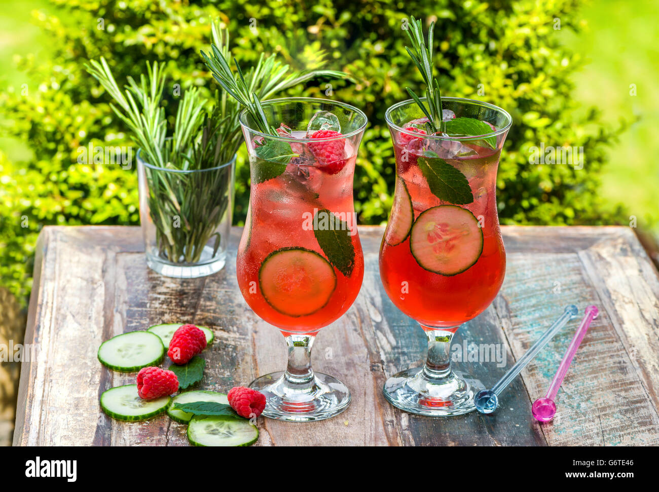 Cocktail gin tonic rose avec des framboises, de et de menthe