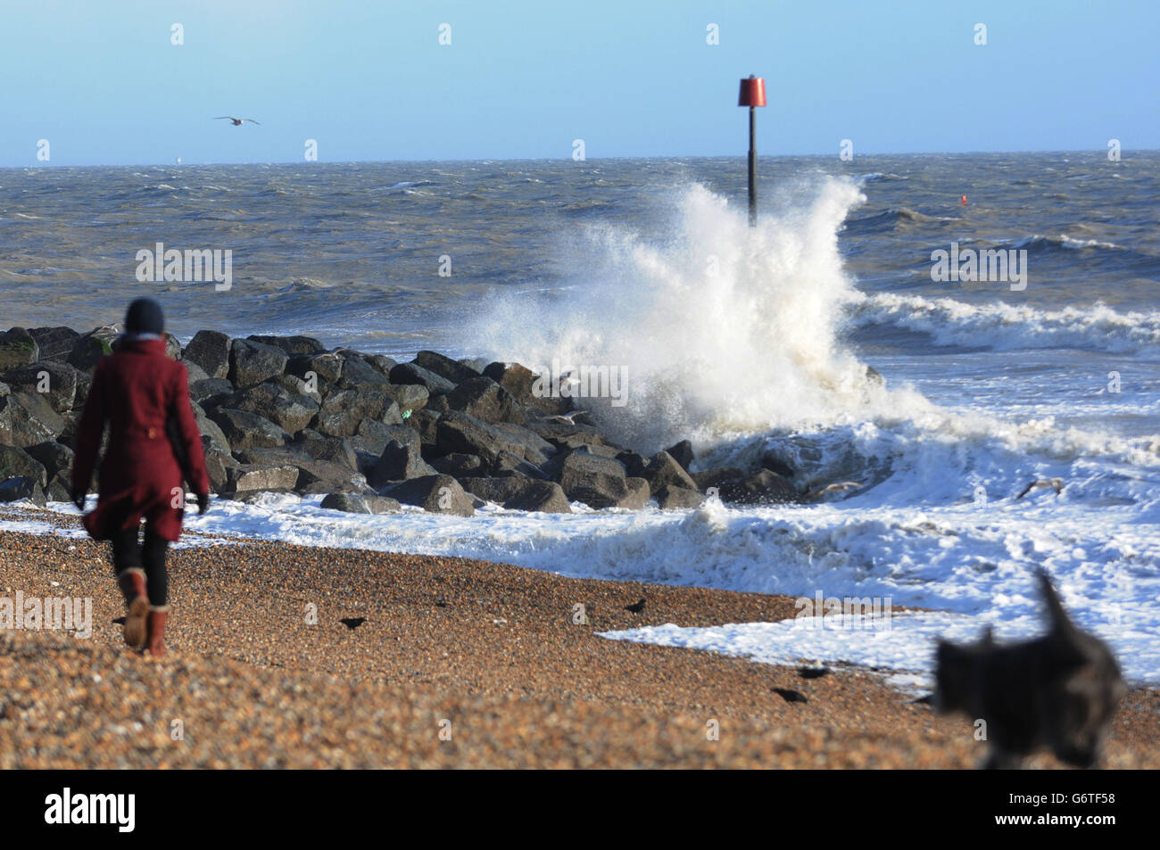 Les vagues se brisent sur les défenses de la mer à Sandgate Beach dans le Kent, la côte sud étant battue par le temps orageux. Banque D'Images