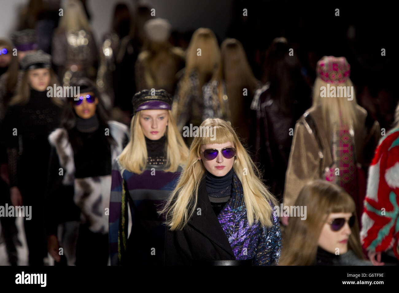 Un modèle sur la passerelle du spectacle de mode Custo Barcelona, tenu au Lincoln Center de New York, dans le cadre de la Mercedes Benz New York Fashion week F/W 2014. Banque D'Images