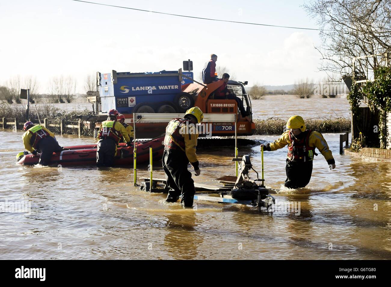 Les membres du Service d'incendie et de sauvetage de Devon et de Somerset avec un canot de sauvetage pour aider à l'inondation de Burrowbridge, dans le Somerset. Banque D'Images