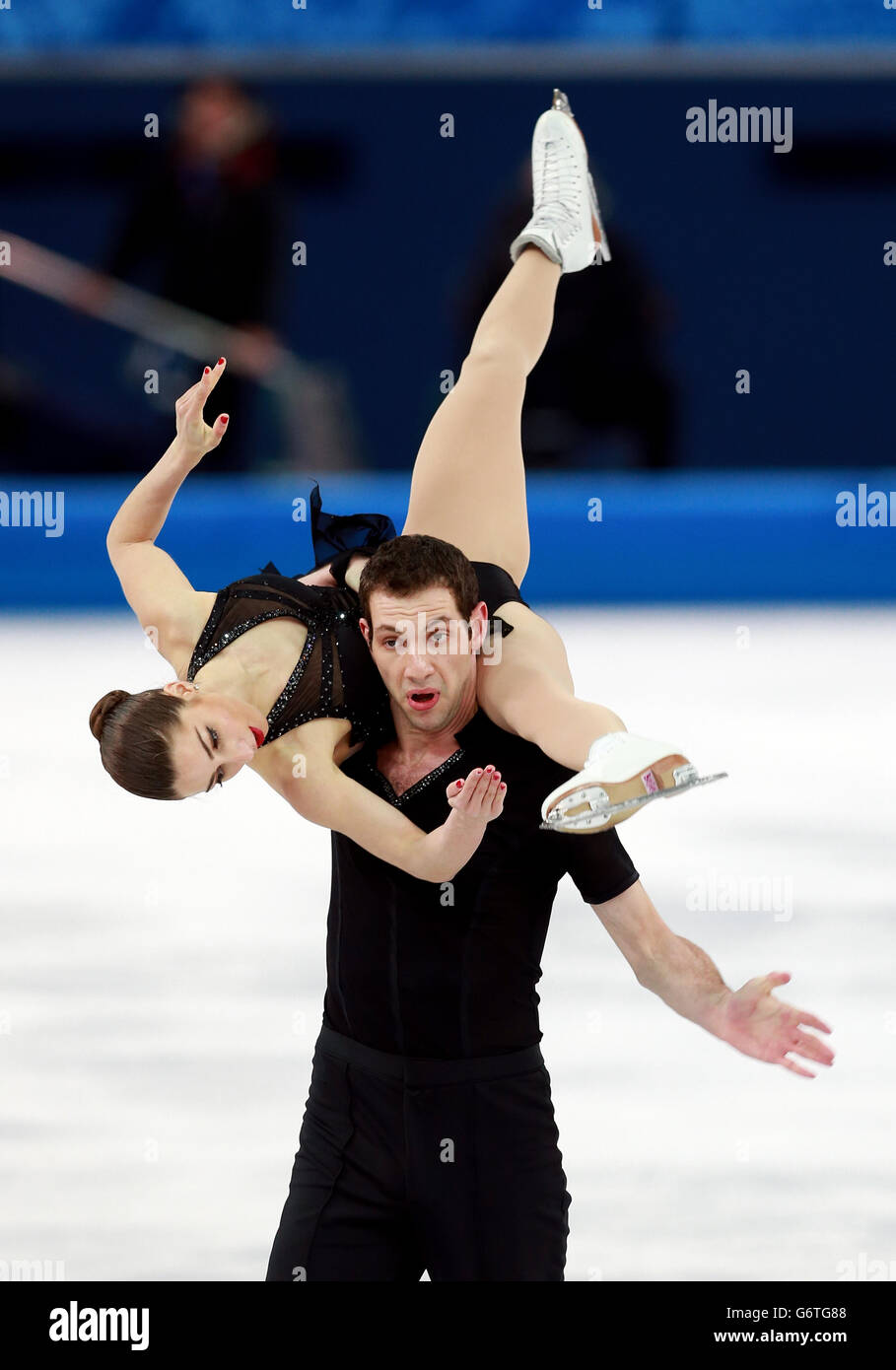 Jeux olympiques d'hiver de Sotchi - jour 4.Marissa Castelli et Simon Shnapir aux États-Unis dans le programme de courts-paires. Banque D'Images