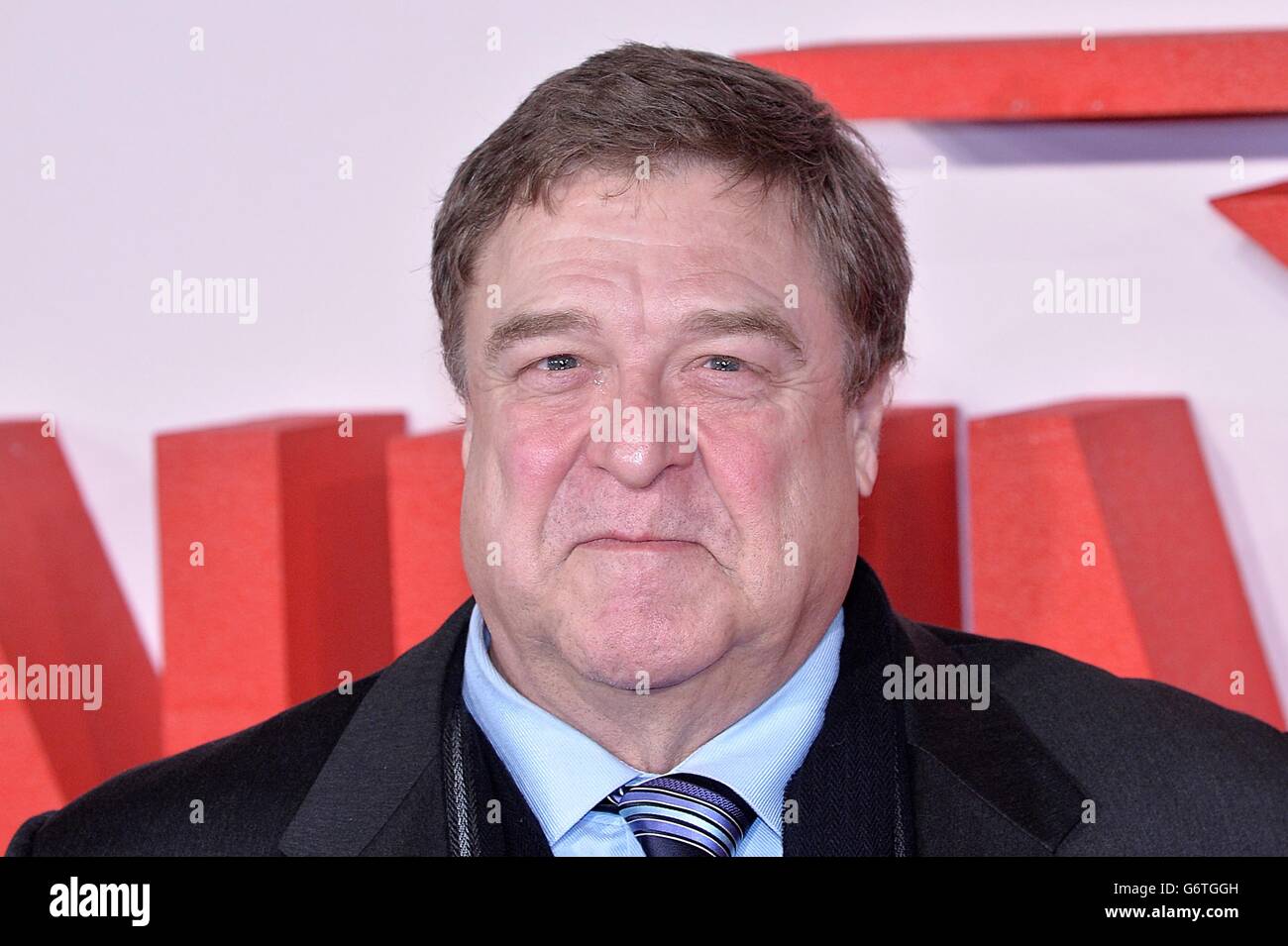 John Goodman arrivant pour la première britannique des monuments Men, à l'Odeon Leicester Square, Londres. Banque D'Images
