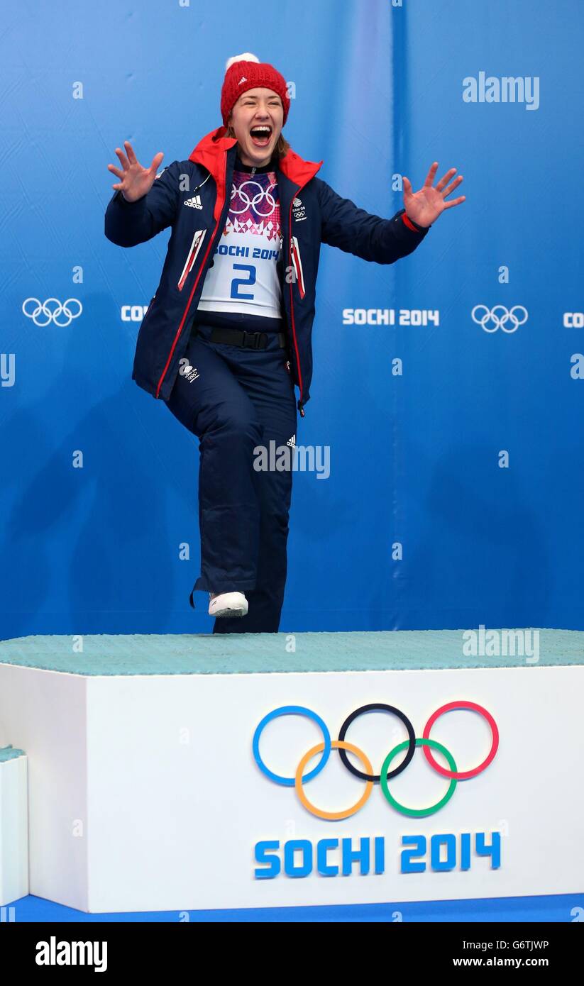 Lizzy Yarnold, de Grande-Bretagne, réagit sur le podium des fleurs après avoir remporté une médaille d'or à la finale du squelette féminin au Sanki Sliding Center lors des Jeux Olympiques de Sotchi 2014 à Krasnaya Polyana, en Russie. Banque D'Images