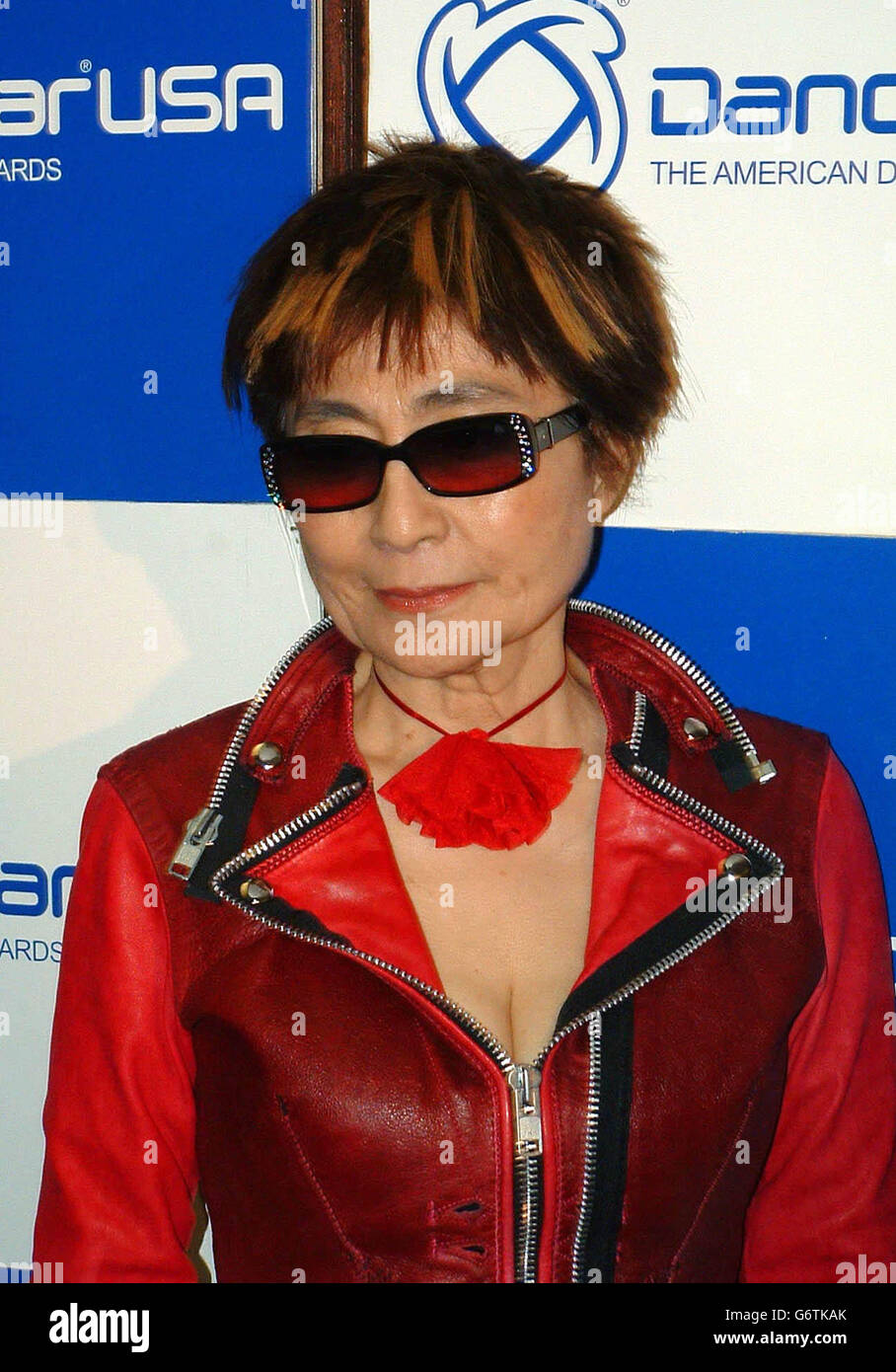 Artiste et chanteuse Yoko Ono lors des DanceStar USA Awards au Bayside Ampitheater de Miami, aux Etats-Unis, où elle a présenté un prix. Banque D'Images