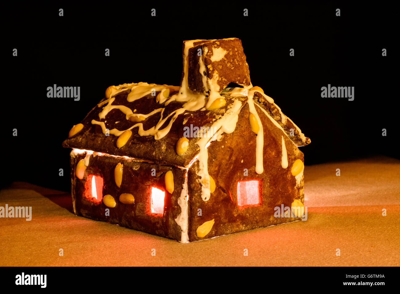 Gingerbread House à l'intérieur avec la lumière Banque D'Images