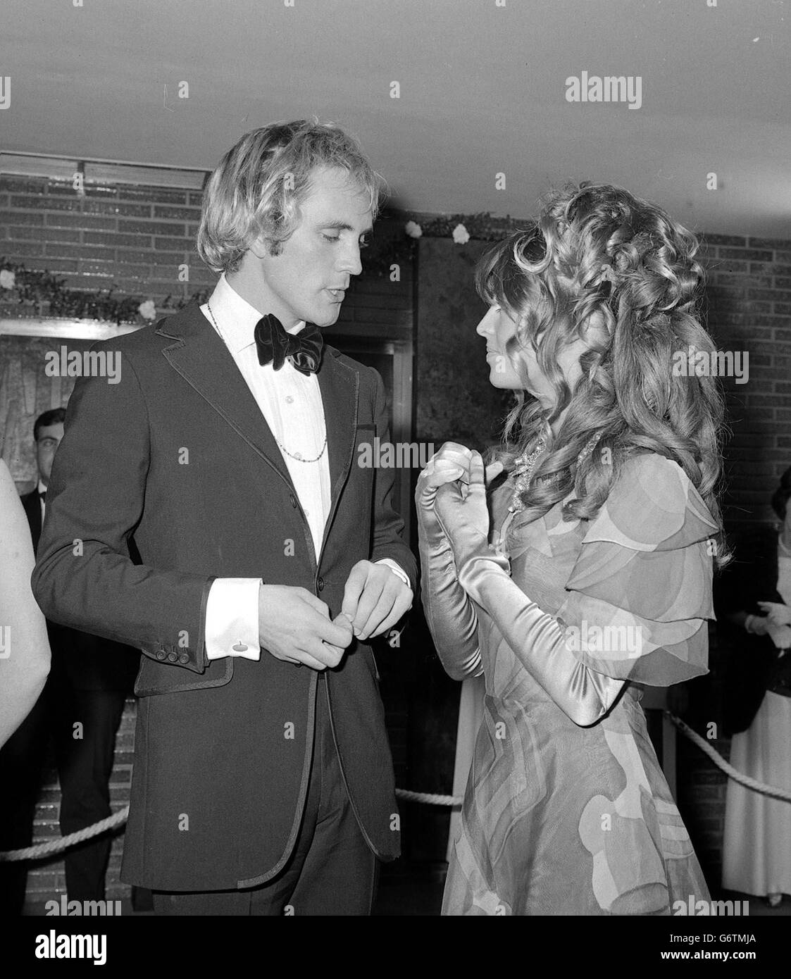 Terence Stamp s'entretient avec Julie Christie lors de la première de Far from the Madding, à l'Odeon, Marble Arch, Londres. Banque D'Images