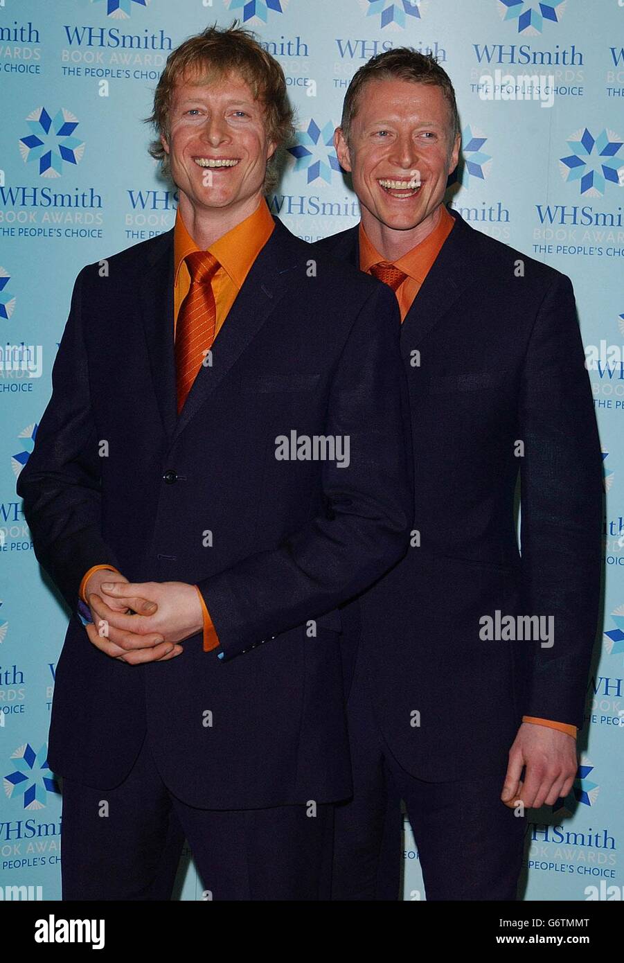 Les acteurs Neil et Adrian Rayment, qui ont remis à Terry Pratchett le prix Teen Choice Award pour son livre « The Wee Free Men » lors des WHSmith People's Choice Awards au Dorchester on Park Lane, dans le centre de Londres. Tous les auteurs sélectionnés pour les prix littéraires sont votés par le public, principalement par le vote sur Internet. Banque D'Images