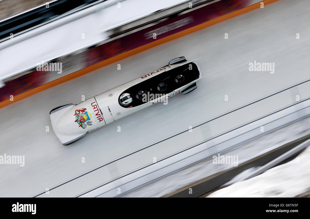 Les Oskars de Lettonie Melardis pilotant la Lettonie 1 dans l'entraînement de bobsleigh pendant les Jeux Olympiques de Sotchi 2014 à Sotchi, Russie. Banque D'Images