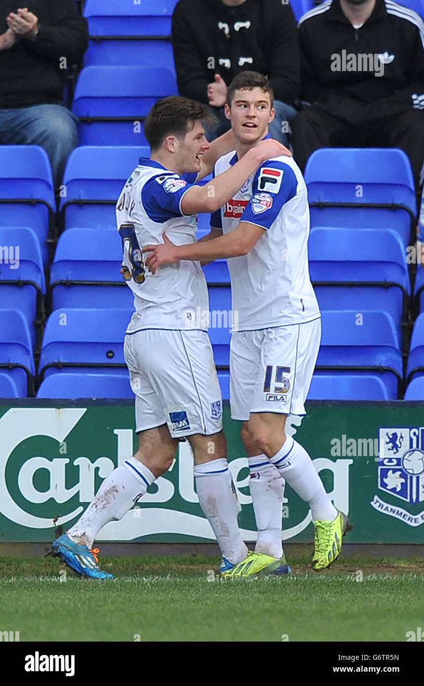 Jake Kirby de Tranmere Rovers est félicité pour avoir marquant son troisième but de côté lors du match de la Sky Bet League One à Prenton Park, à Tranmere. Banque D'Images