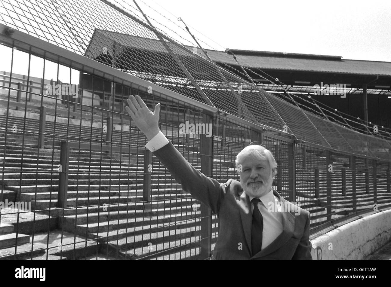 Le président de Chelsea, Ken Bates, a indiqué le fil électrique controversé anti-hooligan de 12 volts au-dessus de la clôture de 12 pieds de haut qui a crié des spectateurs sur le terrain de football de Stamford Bridge lorsqu'il a été présenté pour la première fois en public. Banque D'Images