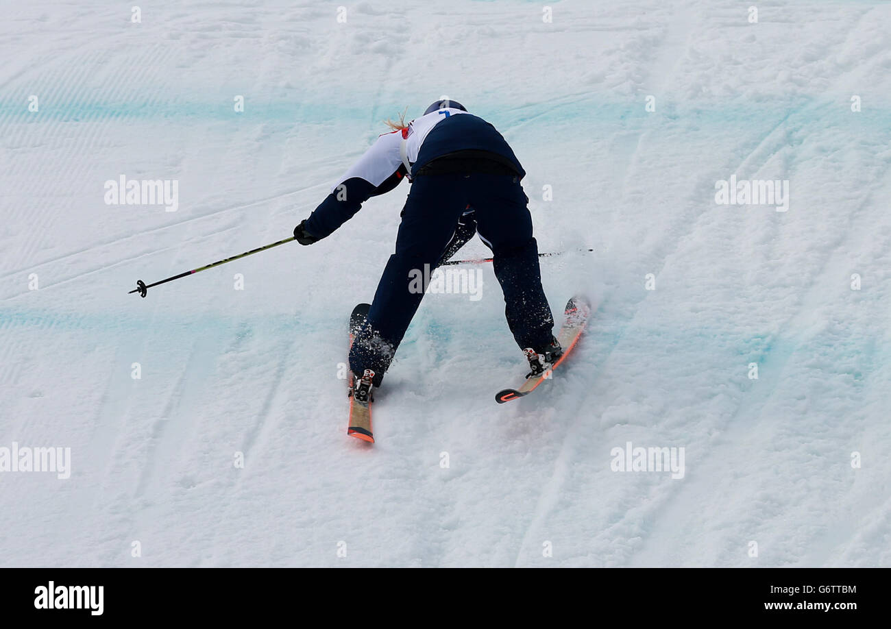 Katie Summerhayes de Grande-Bretagne glisse alors qu'elle atterrit sur son dernier saut dans la finale de ski slastyle féminin lors des Jeux Olympiques de Sotchi 2014 à Krasnaya Polyana, Russie. Banque D'Images