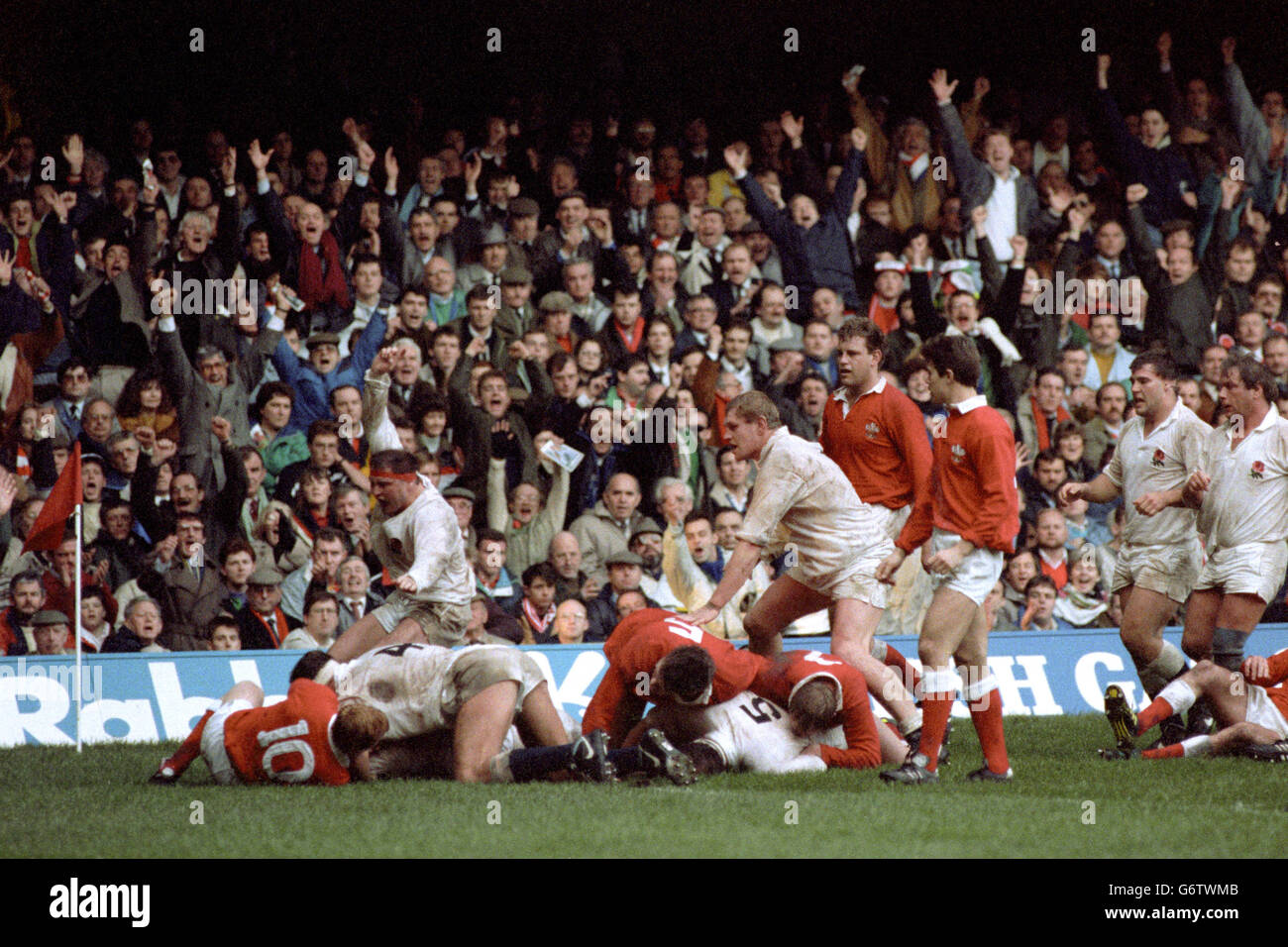 Five Nations -Rugby -pays de Galles / Angleterre -Cardiff Arms Park.Mike Teague -bas de lâche maul -marquant la seule tentative de l'Angleterre Banque D'Images