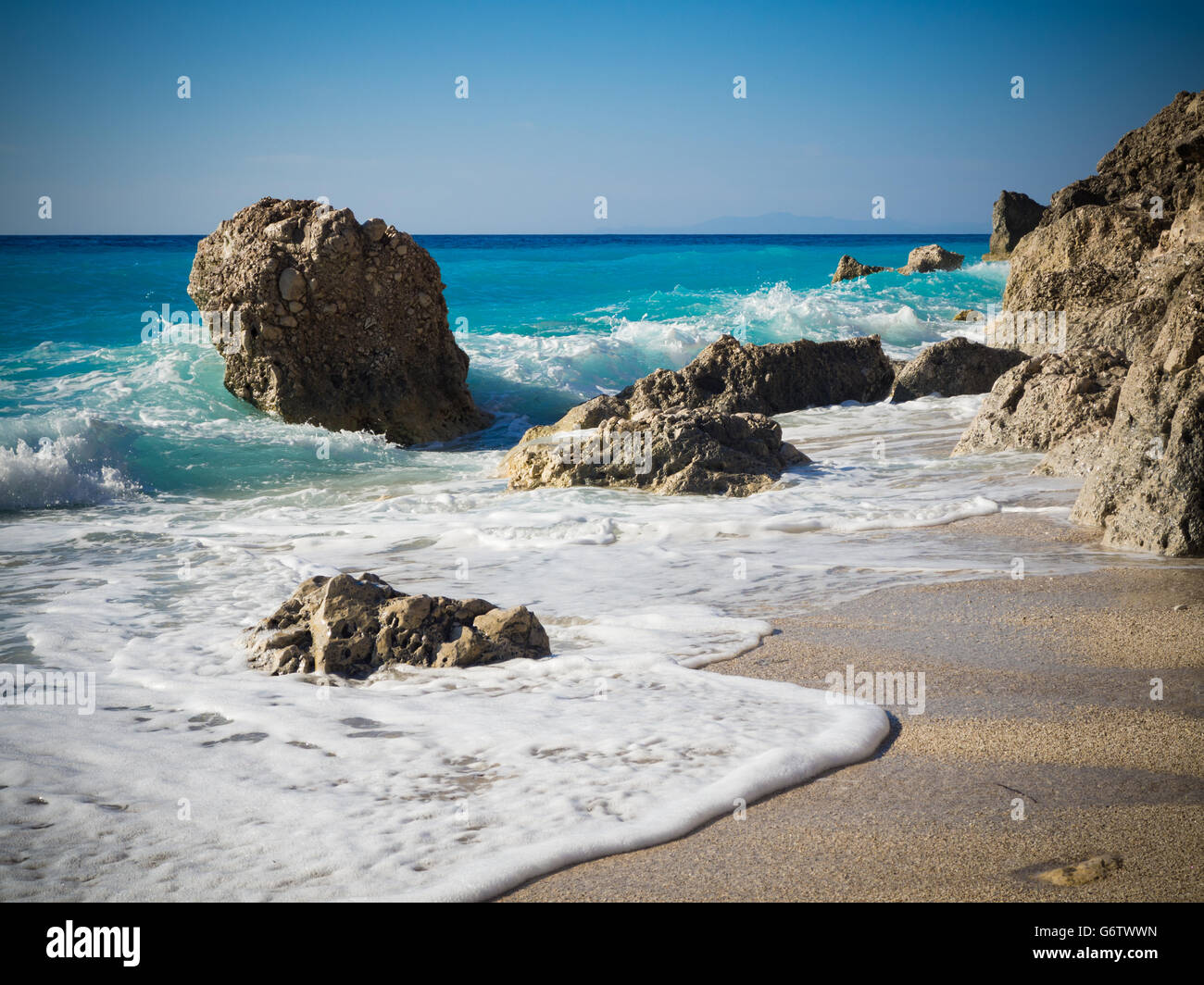 Vagues à Calamitsi beach sur Lefkada, Grèce Banque D'Images