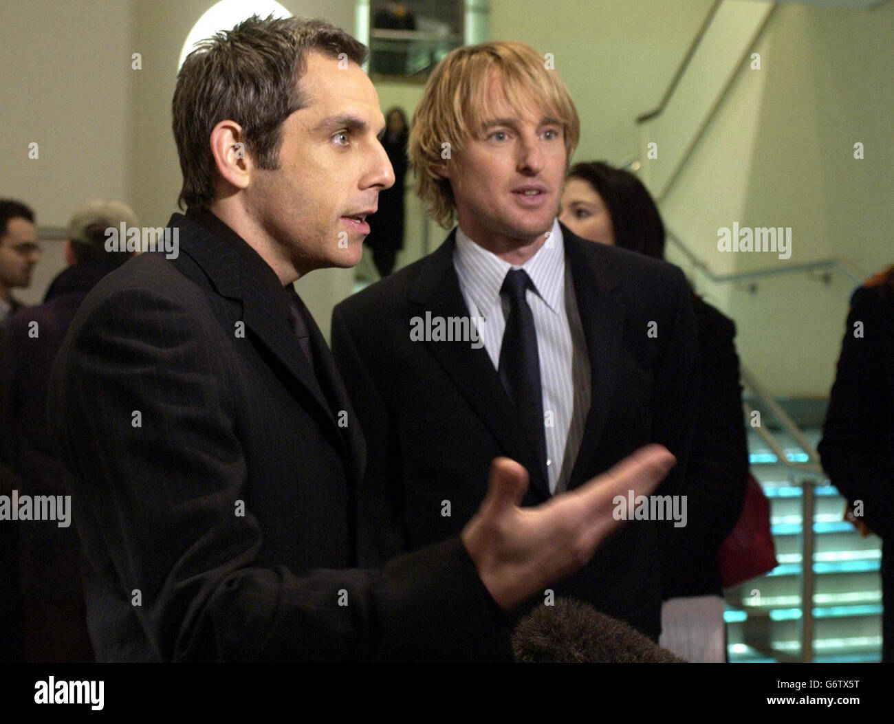 Les stars du film Ben Stiller (à gauche) et Owen Wilson arrivent pour la première britannique de Starsky & Hutch au cinéma Odéon de Leicester Square, dans le centre de Londres. Banque D'Images