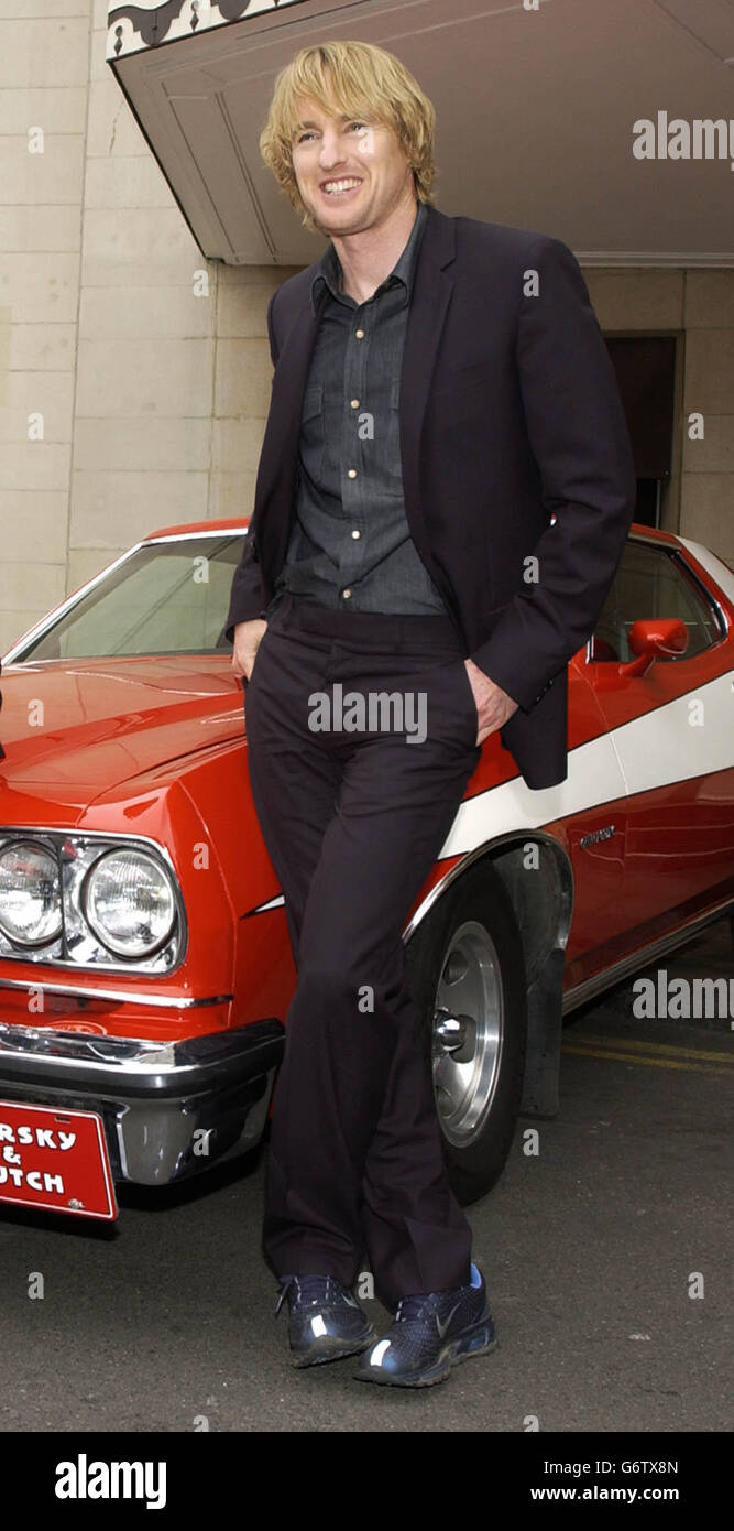 L'acteur Owen Wilson pose avec un Ford Torino original (pas du programme) lors d'un photocall au Dorchester Hotel sur Park Lane à Londres, avant la première du film 'Starsky and Hutch' sur Leicester Square à Londres.Ben Stiller joue Starsky (Paul Michael Glaser) et Owen Wilson joue Hutch (David Soul) dans le remake grand écran de la légendaire série détective des années 70. Banque D'Images