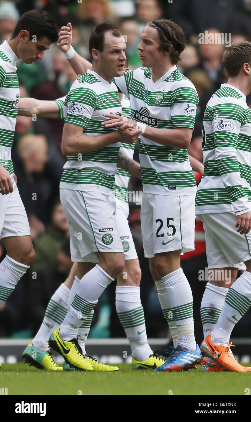 Soccer - Scottish Premiership - Celtic v St Johnstone - Celtic Park.Anthony Stokes du Celtic célèbre son but avec son coéquipier Stefan Johnansen lors du match Scottish Premiership au Celtic Park, Glasgow. Banque D'Images