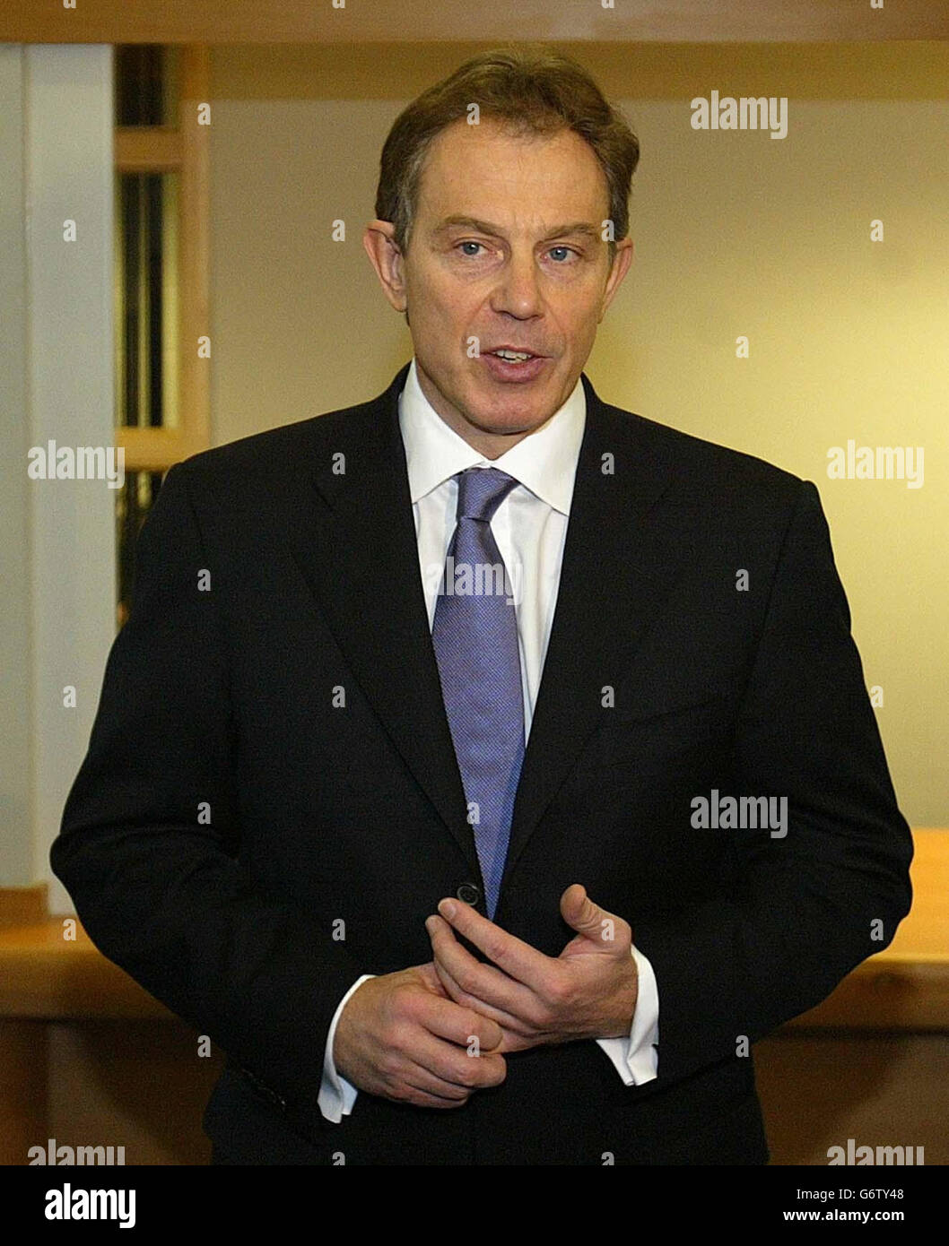 Le Premier ministre Tony Blair au sujet des attaques terroristes à Madrid lors de sa visite à l'école secondaire Oakwood, Chorlton, Manchester. Banque D'Images