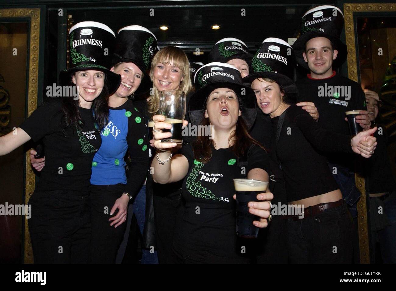 Fêtards fêtent la St Patricks Day à Waxy O'Connors à Leicester Square, dans le centre de Londres.Des millions d'hommes et de femmes irlandais dans le monde entier ont aujourd'hui fait du toaster le shamrock en célébrant leur célèbre Saint patron. Banque D'Images