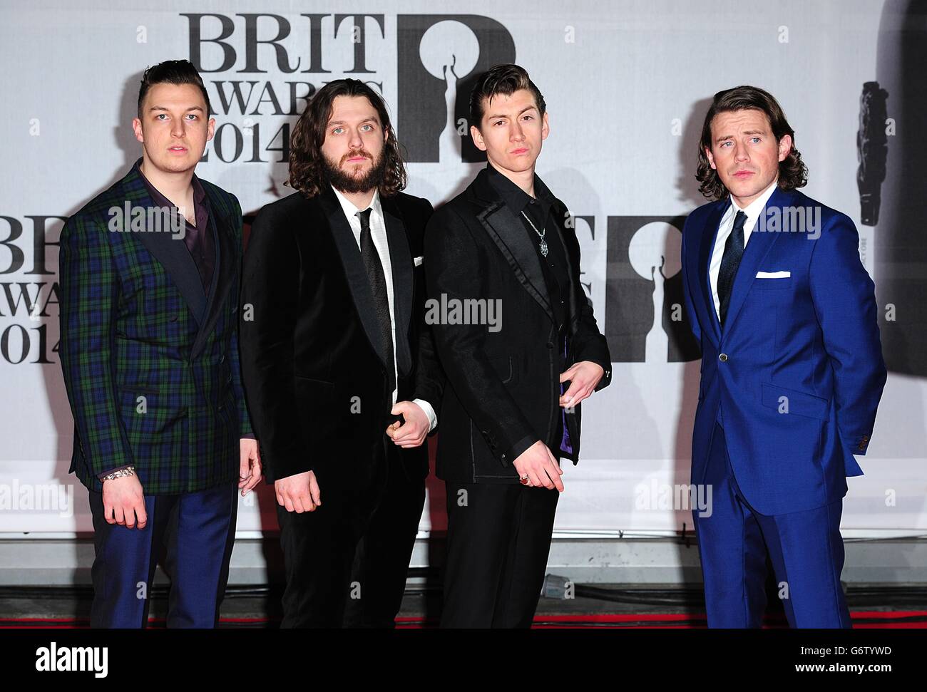 Alex Turner (deuxième à droite), Jamie Cook (deuxième à gauche), Nick O'Malley (à droite) et Matt Helders (à gauche) arrivant pour les Brit Awards 2014 à l'O2 Arena, Londres. Banque D'Images