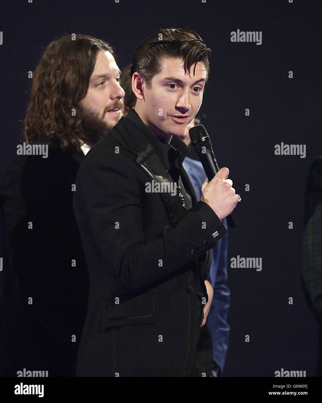 Alex Turner des Arctic Monkeys sur scène après avoir remporté le Best  British Group lors des Brit Awards 2014 à l'O2 Arena de Londres Photo Stock  - Alamy