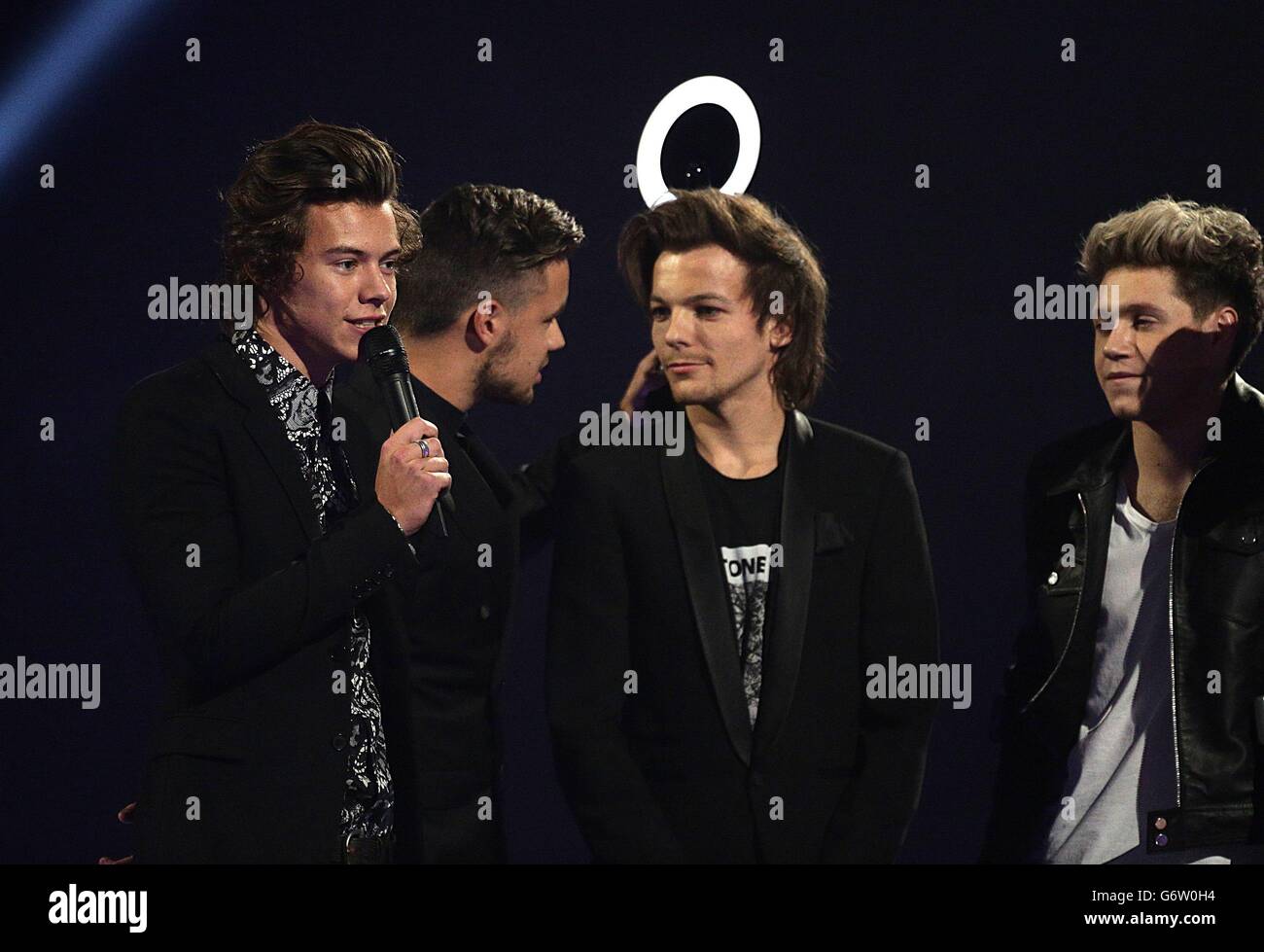 One Direction's Harry Styles, Liam Payne, Louis Tomlinson et Niall Horan  avec leur prix pour la meilleure vidéo britannique lors des Brit Awards 2014  à l'O2 Arena, Londres Photo Stock - Alamy