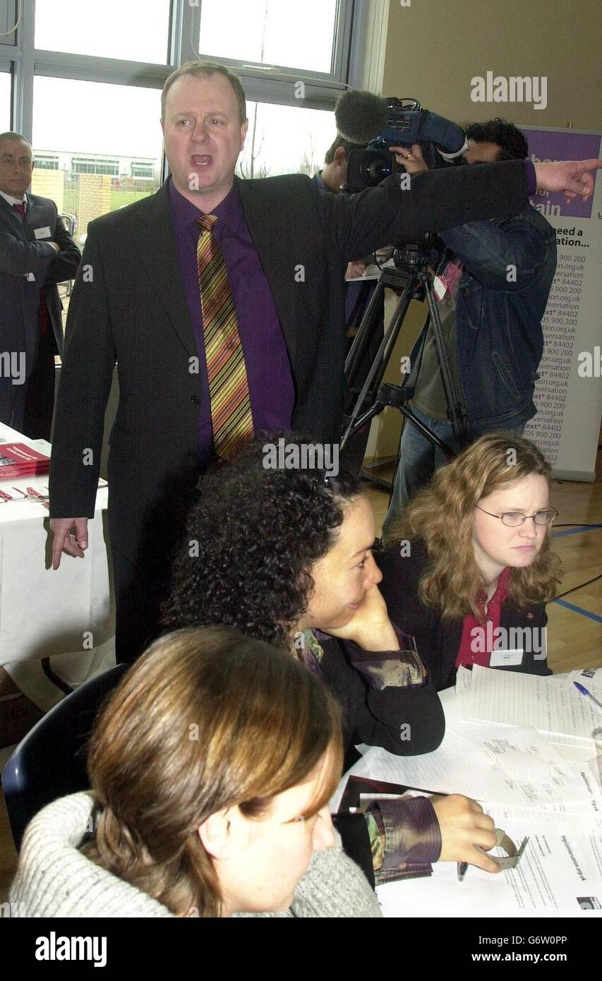Le militant anti-guerre Michael Start accuse le Premier ministre Tony Blair d'être un criminel de guerre, lors d'une réunion dans une école primaire d'Enfield, Londres, dans le cadre du programme « Big conversation » du Labour. M. Start s'est porté plainte devant le Premier ministre et a crié qu'il devrait être amené à la Cour pénale internationale pour faire face à des accusations de crimes de guerre contre la guerre en Irak. Banque D'Images
