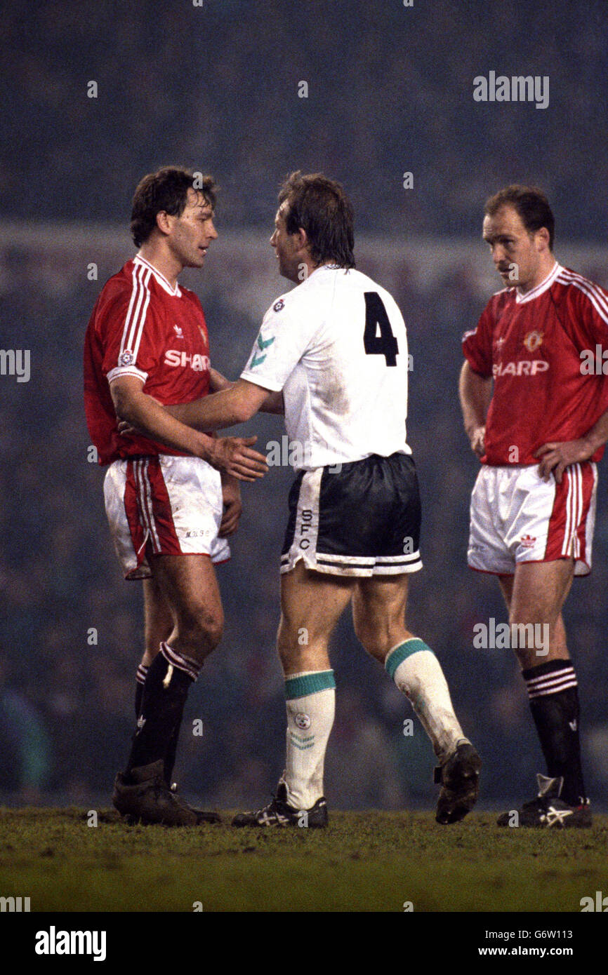 JIMMY CASE [SOUTH] Right, est consolé par BRYAN ROBSON [MAN U] après avoir été ENVOYÉ par GEORGE COURTNEY pour une faute professionnelle sur ROBSON. MANCHESTER UNITED / SOUTHAMPTON RLC 5e r replay. Z4 Banque D'Images