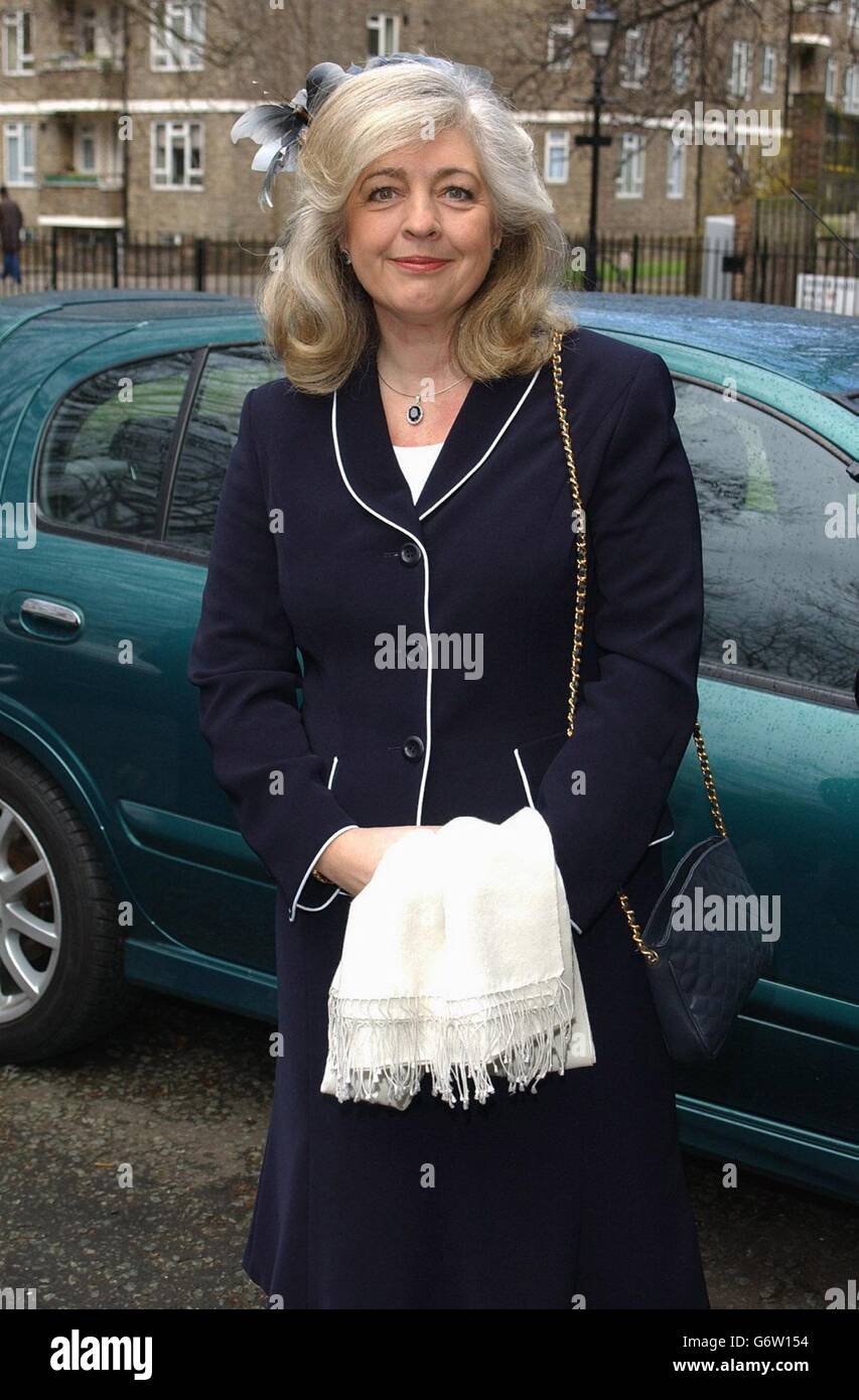 Lucy Hemmings arrive pour le service commémoratif de son mari, l'acteur David Hemmings, à l'église St Mary's Church de Paddington, dans l'ouest de Londres. L'homme de 62 ans est mort le 3 2003 décembre après avoir subi une crise cardiaque en Roumanie où il venait de terminer l'action sur le film Samantha's Child. L'acteur né à Surrey a commencé sa carrière en tant que jeune star de l'opéra et le compositeur Benjamin Britten a écrit certaines de ses pièces d'enfant les plus importantes pour lui. Banque D'Images