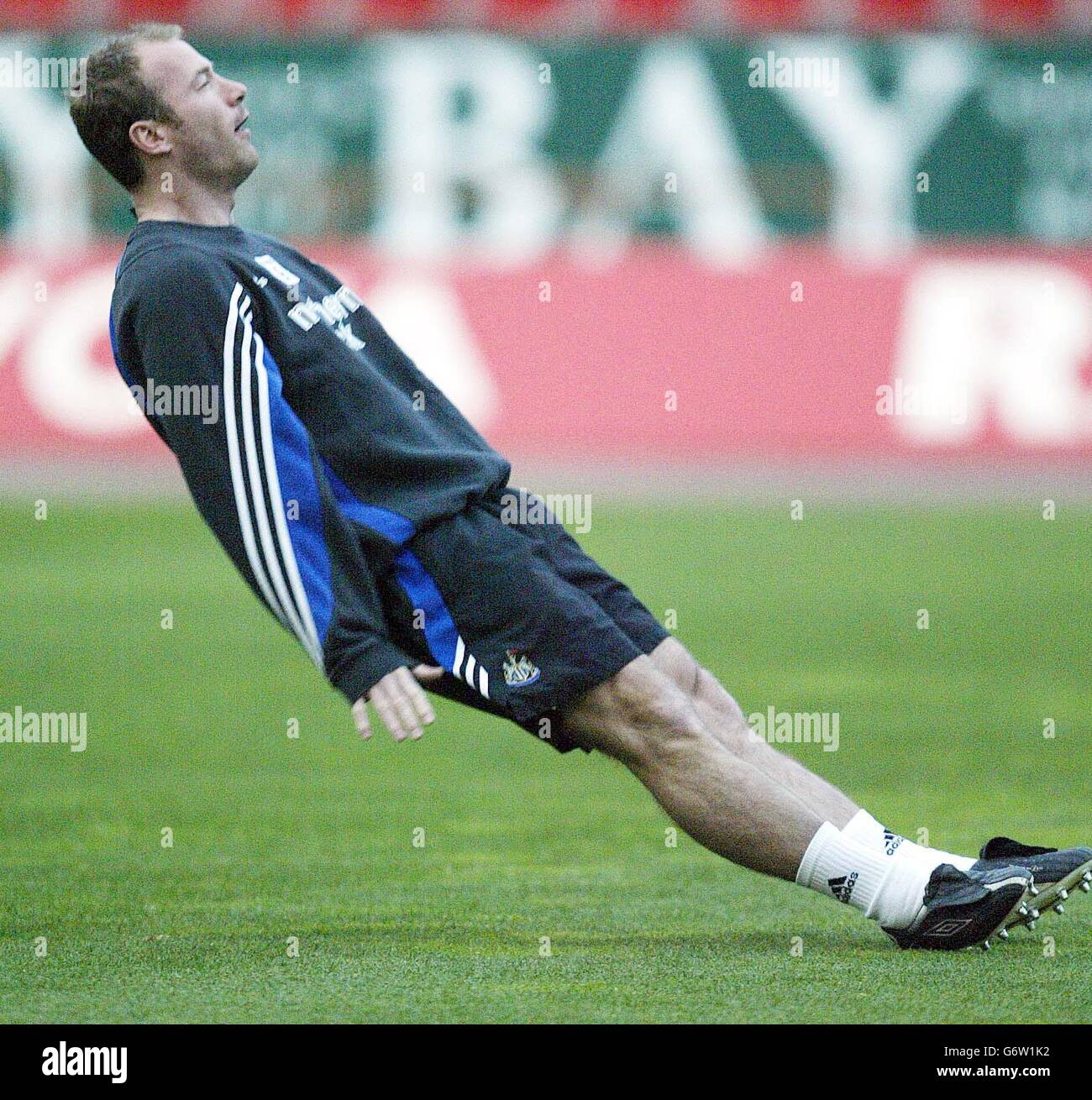 Alan Shearer, l'attaquant de Newcastle United, lors d'une séance d'entraînement au stade de Majorque en Espagne, avant le match de la coupe de l'UEFA contre le Real Mallorca. Banque D'Images