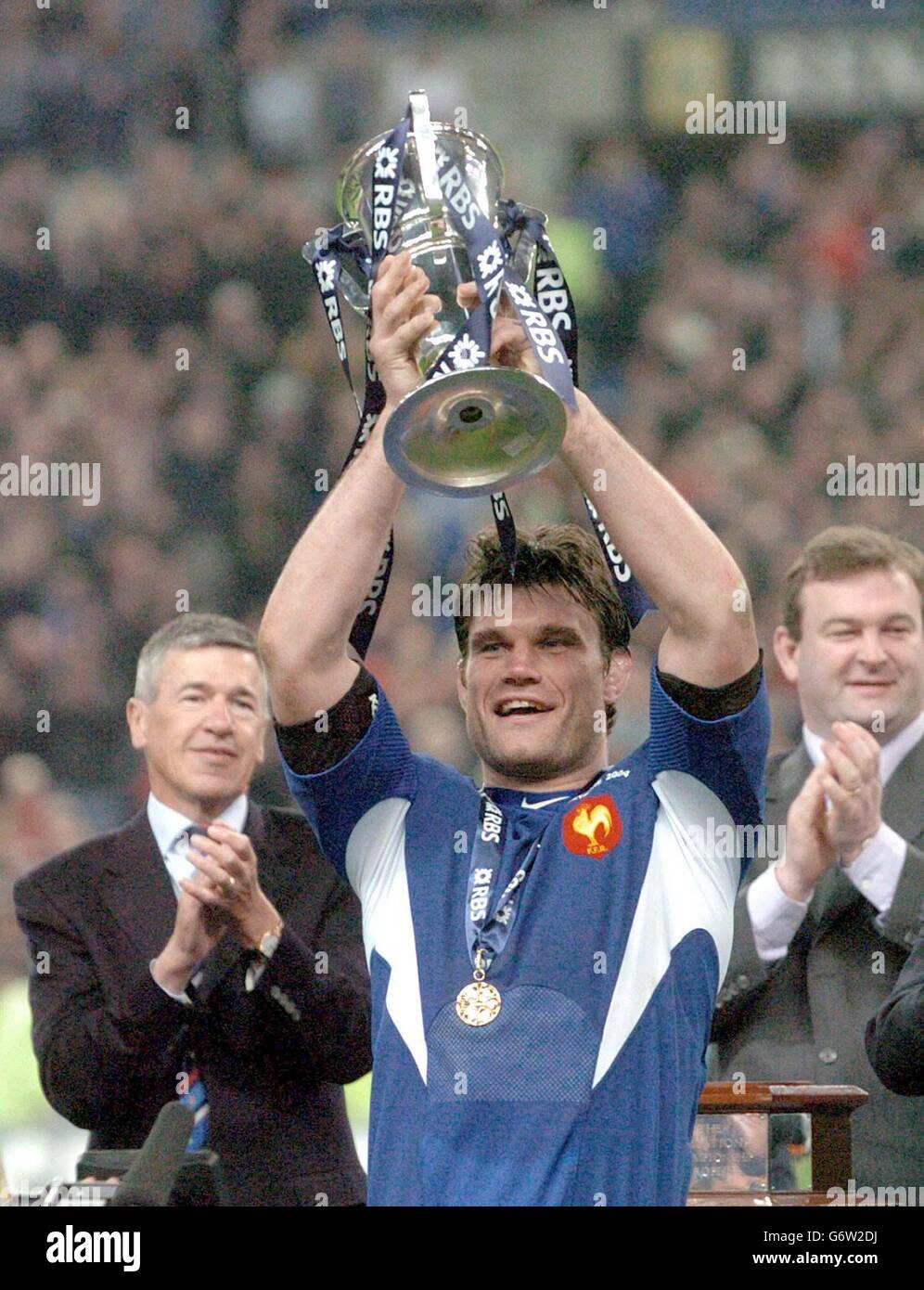 Fabien Palous célèbre avec le trophée RBS 6 Nations après que la France ait remporté son 8e Grand Chelem en 24-21 dans la victoire sur l'Angleterre dans les RBS 6 Nations au Stade de la France, Paris. Banque D'Images