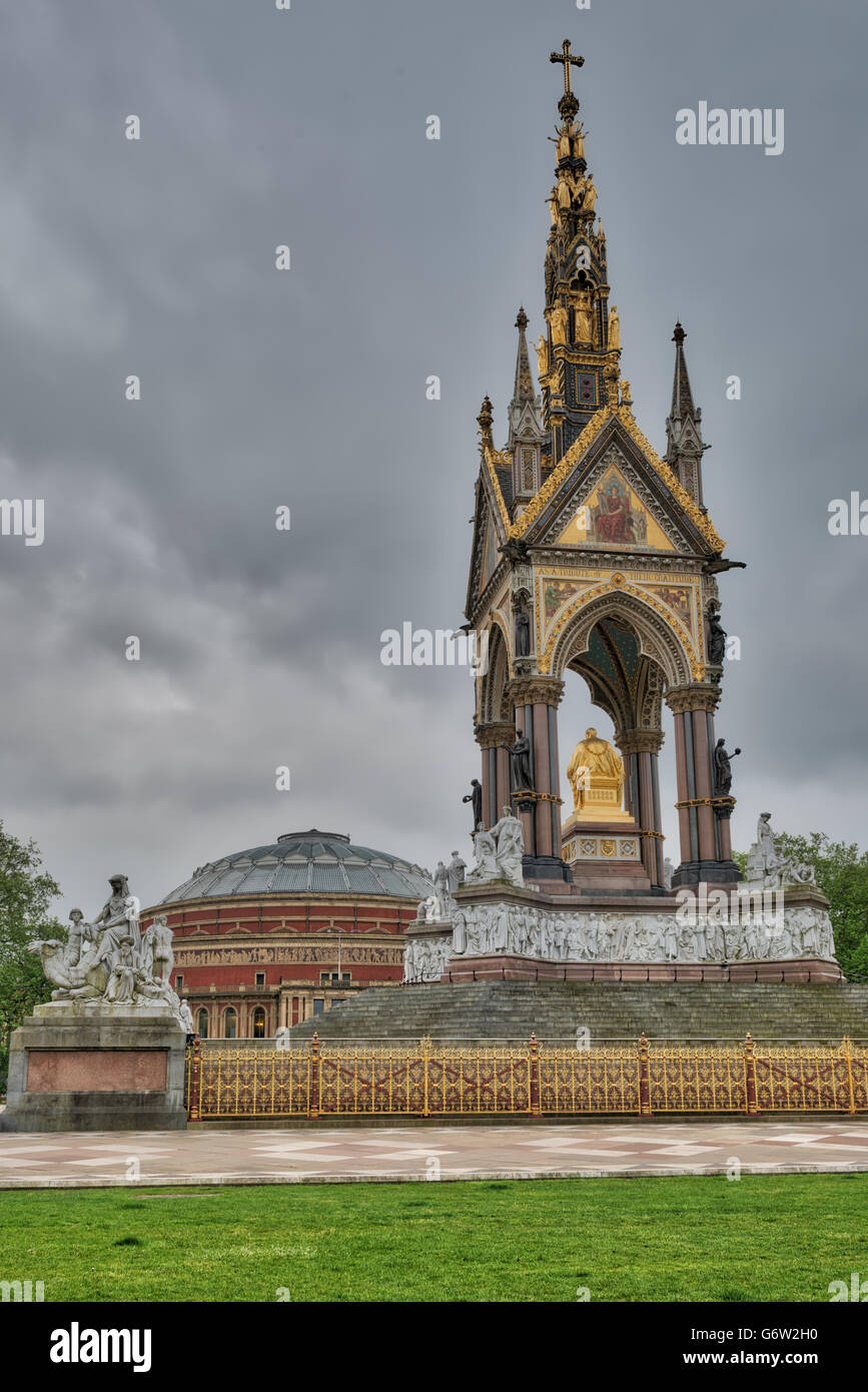 Albert Memorial dans les jardins de Kensington et le Royal Albert Hall en arrière-plan. Image HDR Banque D'Images