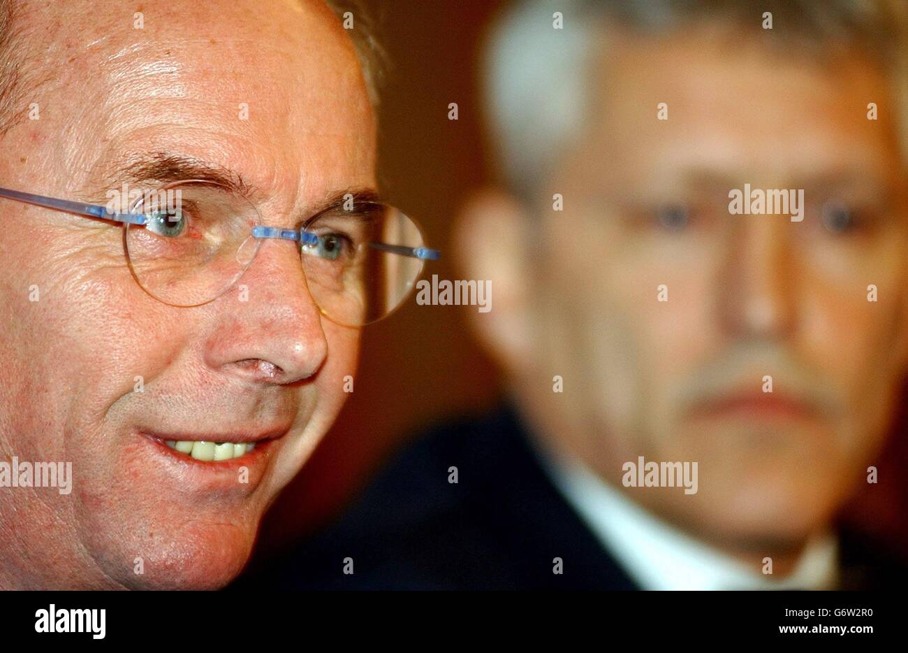 Le directeur de l'Angleterre, Sven Goran Eriksson, assiste à une conférence de presse à St Albans, dans le Hertfordshire, avec le directeur général du FA, Mark Palios (à droite), où il a annoncé qu'il avait signé un nouveau contrat qui se tiendra jusqu'à l'été 2008. Banque D'Images