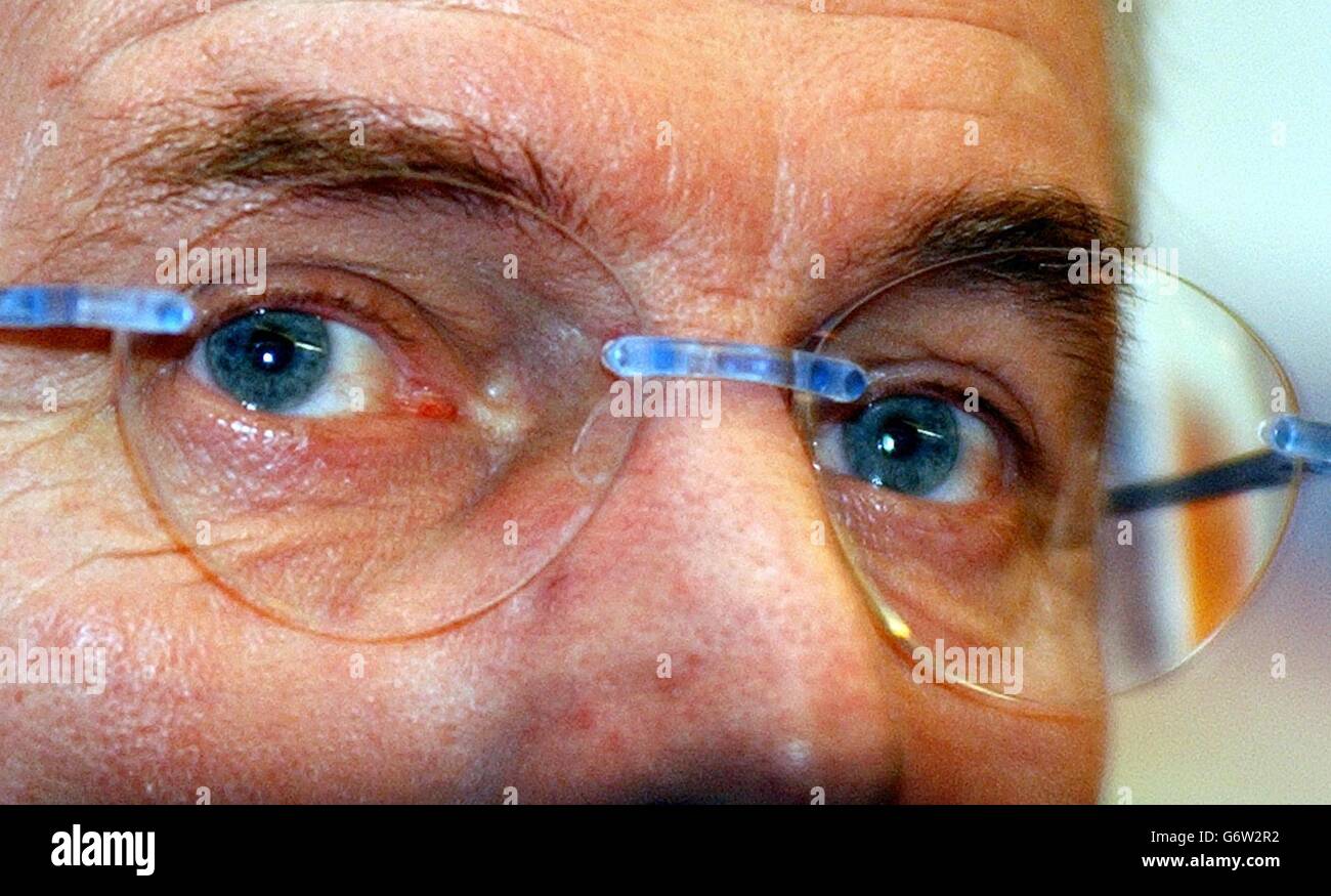 Le directeur de l'Angleterre, Sven Goran Eriksson, assiste à une conférence de presse à St Albans, dans le Hertfordshire, avec le directeur général du FA, Mark Palios (à droite), où il a annoncé qu'il avait signé un nouveau contrat qui se tiendra jusqu'à l'été 2008. Banque D'Images