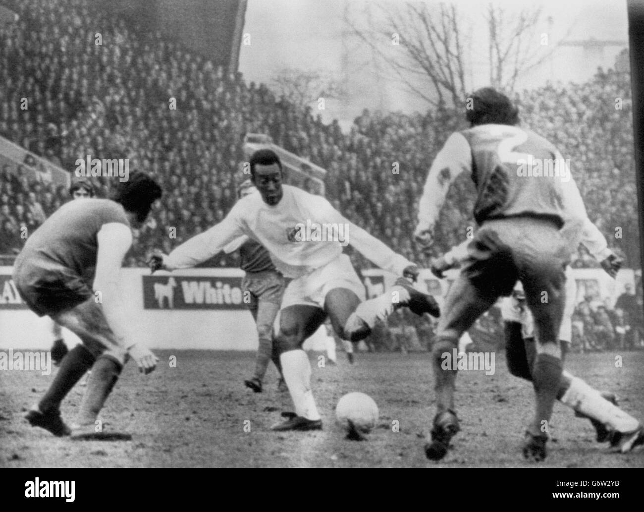 Pele, la star brésilienne du football (au centre), lors d'un match au club où le club brésilien Santos a battu Sheffield mercredi 2-0 à Hillsborough. Banque D'Images