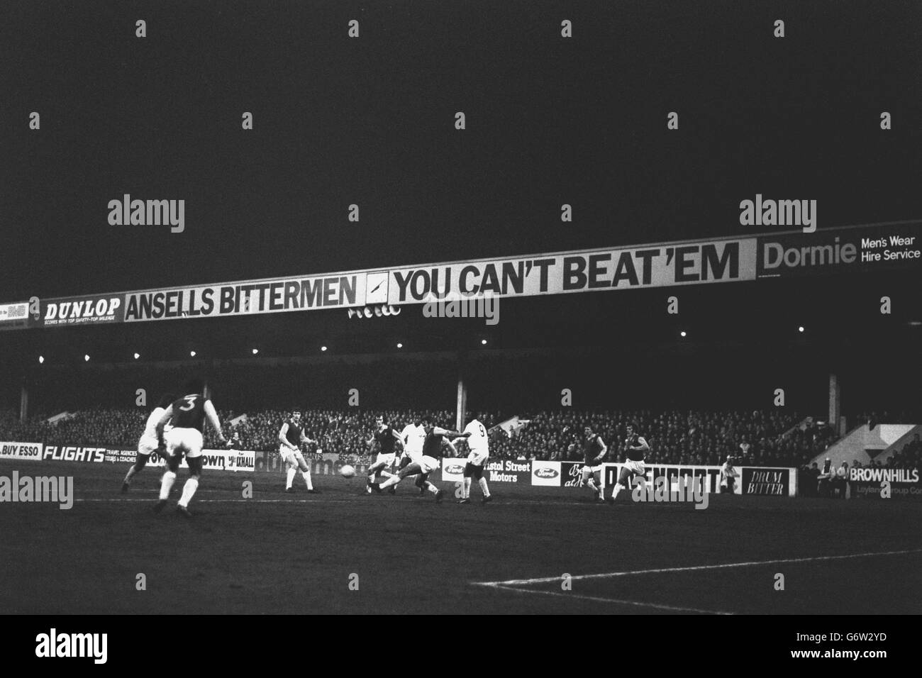 Action du match amical entre Aston Villa et Santos à Villa Park. (l-r) Bruce Rioch de la Villa, Fred Turnbull, Pele brésilien, George Curtis et Edu de la Villa, qui ont marqué pour Santos. Le match s'est terminé en 2-1 à Aston Villa. Banque D'Images
