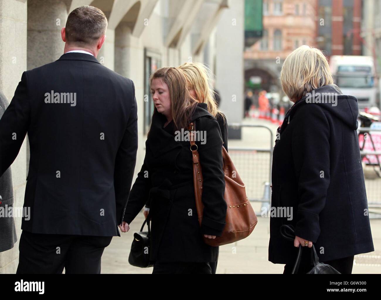 Rebecca Rigby (au centre), l'épouse de Fusilier Lee Rigby, arrive au Old Bailey avant la condamnation de Michael Adebolajo et de Michael Adebowale pour son meurtre. Banque D'Images