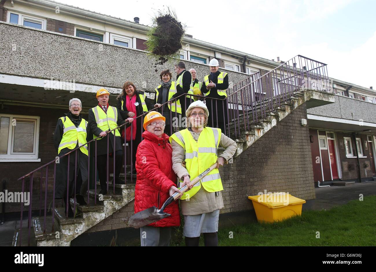 Patricia O'Brien (à gauche) et Jan O'Sullivan TD, ministre d'État au logement, assistent à une cérémonie de tournage de terre lors du dévoilement d'un nouveau projet de logement social par l'association de logement Fold Ireland, à Ballygall Road East, Glasnevin, Dublin. Banque D'Images