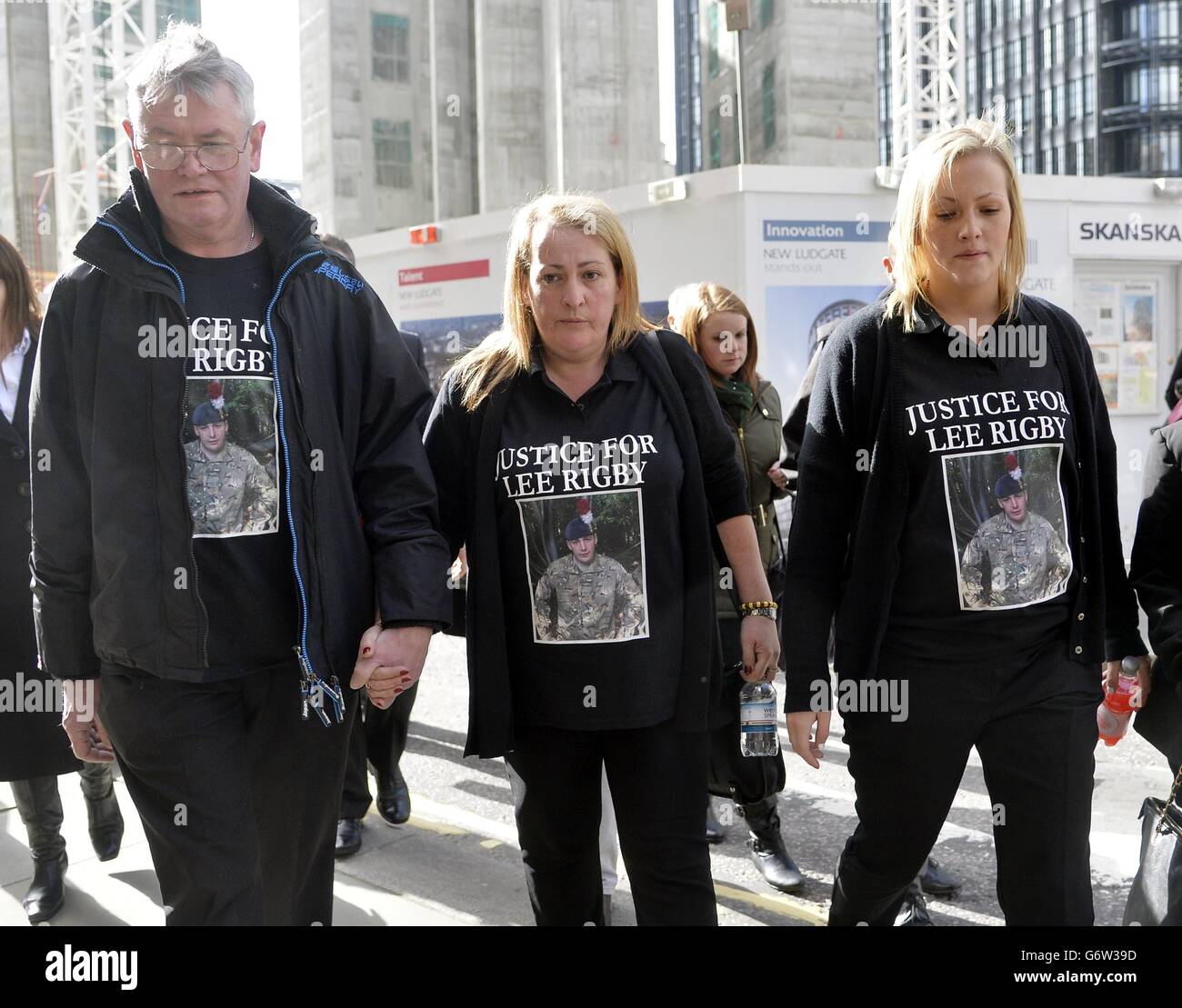 La famille du fusilier Lee Rigby assassiné arrive à l'ancien Bailey à Londres pour entendre la condamnation de Michael Adebolajo et Michael Adebowale qui ont été condamnés pour son meurtre, (de gauche à droite) le beau-père Ian Rigby, la mère Lyn Rigby et la sœur Sara McClure. Banque D'Images