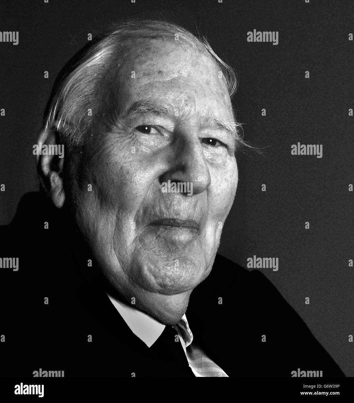 Sir Roger Bannister pose lors d'un photocall au Paddington Recreation Ground, Londres. Image convertie en noir et blanc Banque D'Images